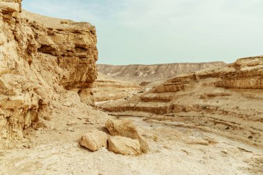 Çöl dağlar, kayalar ve gökyüzü İsrail ölü deniz kenarında görüntüleyin
