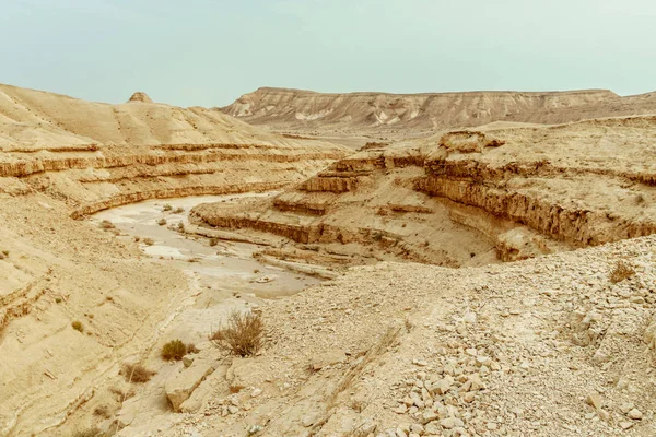 Vista sobre la montaña del desierto de Judea, roca y cielo azul cerca del mar muerto en Israel — Foto de Stock