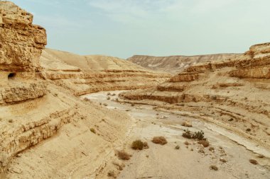 Musevi çöl dağlar, kayalar ve gökyüzü İsrail ölü deniz kenarında görüntüleyin