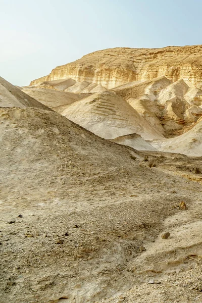 Vista sobre el desierto de calor tierra soleada cerca del mar muerto en Israel — Foto de Stock