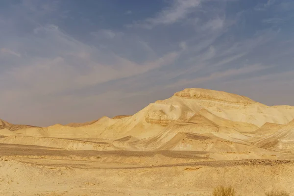 Hermosa naturaleza desértica en el desierto pintoresco judeano seco. Paisaje paisajístico exterior — Foto de Stock