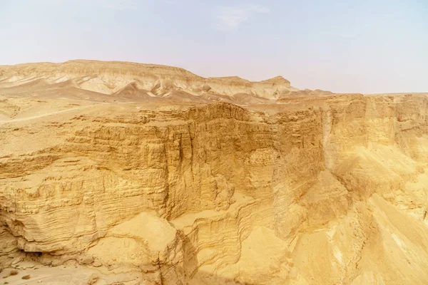 Magnifique désert naturel dans une nature sauvage et pittoresque judéenne sèche. Paysage pittoresque extérieur — Photo