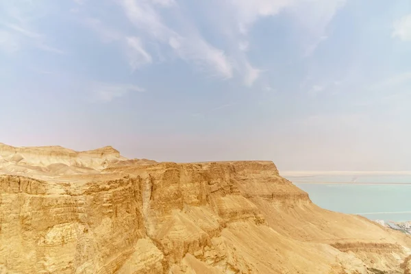 Hermosa vista de la naturaleza desde el desierto en la montaña de piedra y mar muerto — Foto de Stock
