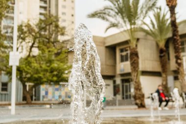Su sıçrama Fountain'dan closeup görünümü. Sıvı hareket sprey. 
