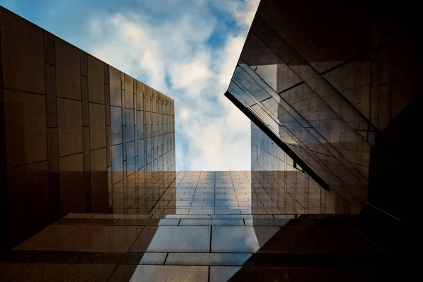現代ビジネスの構築と背景に飛んでいる鳥のビュー。都市建築タワー. — ストック写真