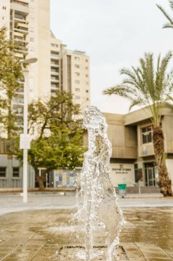 Su sıçrama Fountain'dan closeup görünümü. Sıvı hareket sprey. 