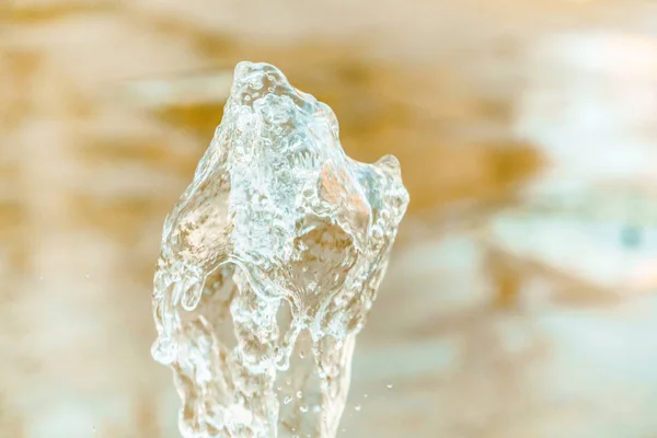 Abstraktní vodní vlna drop v pohybu s barvou pozadí. — Stock fotografie