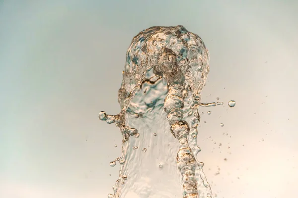 Abstraktní vodní vlna drop v pohybu s barvou pozadí. — Stock fotografie