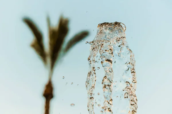 Abstraktní vodní vlna drop v pohybu s barvou pozadí. — Stock fotografie