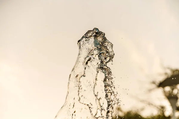 Abstraktní vodní vlna drop v pohybu s barvou pozadí. — Stock fotografie