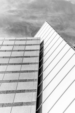 Modern iş ofis binası ve arka planda gökyüzü görünümü. Kentsel dış ve uzun boylu perspektif. 