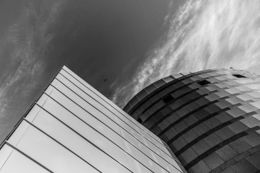 Modern iş ofis binası ve arka planda gökyüzü görünümü. Kentsel dış ve uzun boylu perspektif. 