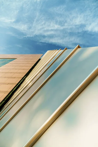 Blick auf ein modernes Bürogebäude und den Himmel im Hintergrund. städtisches Äußere und große Perspektive. — Stockfoto