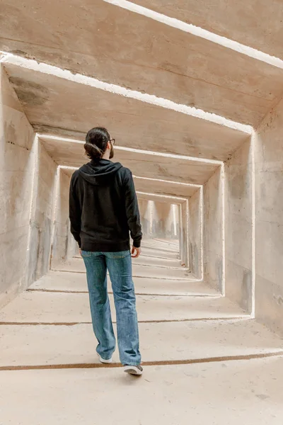トンネル通路で一人歩きの男性観をバックアップします。都市の孤独な地下道通路。シングル大人危険運動 — ストック写真