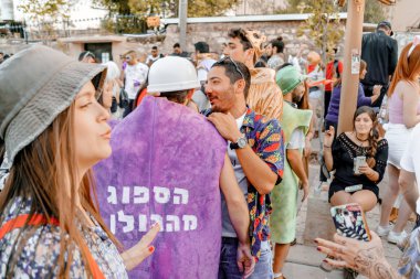 Bira Sheva, İsrail - 01 Mart 2018: Beer-Sheva sokakta Purim sokak maskeli. Mutlu purim günü İsrail.