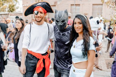Bira Sheva, İsrail - 01 Mart 2018: Beer-Sheva sokakta Purim sokak maskeli. Mutlu purim günü İsrail.
