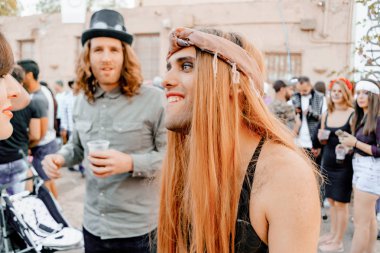 Bira Sheva, İsrail - 01 Mart 2018: Beer-Sheva sokakta Purim sokak maskeli. Mutlu purim günü İsrail.