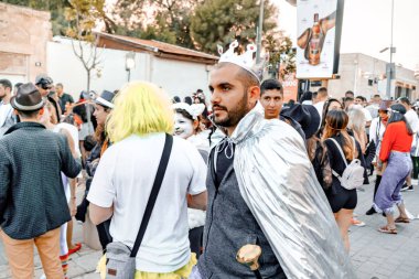 Bira Sheva, İsrail - 01 Mart 2018: Beer-Sheva sokakta Purim sokak maskeli. Mutlu purim günü İsrail.