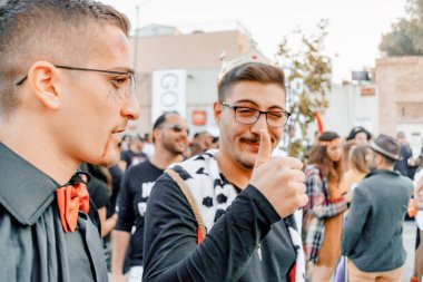 Bira Sheva, İsrail - 01 Mart 2018: Beer-Sheva sokakta Purim sokak maskeli. Mutlu purim günü İsrail.