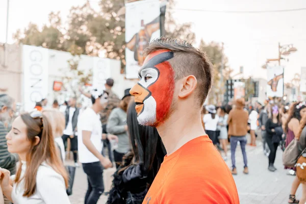 Bira Sheva, İsrail - 01 Mart 2018: Beer-Sheva sokakta Purim sokak maskeli. Mutlu purim günü İsrail.