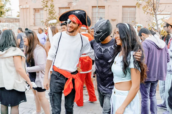 Bira Sheva, İsrail - 01 Mart 2018: Beer-Sheva sokakta Purim sokak maskeli. Mutlu purim günü İsrail.