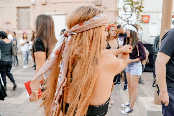 Bira Sheva, İsrail - 01 Mart 2018: Beer-Sheva sokakta Purim sokak maskeli. Mutlu purim günü İsrail.