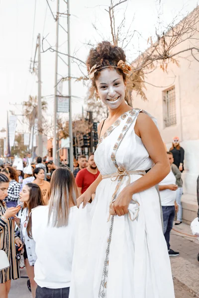 Bira Sheva, İsrail - 01 Mart 2018: Beer-Sheva sokakta Purim sokak maskeli. Mutlu purim günü İsrail.