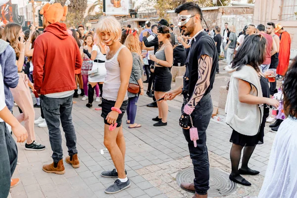 Bira Sheva, İsrail - 01 Mart 2018: Beer-Sheva sokakta Purim sokak maskeli. Mutlu purim günü İsrail.