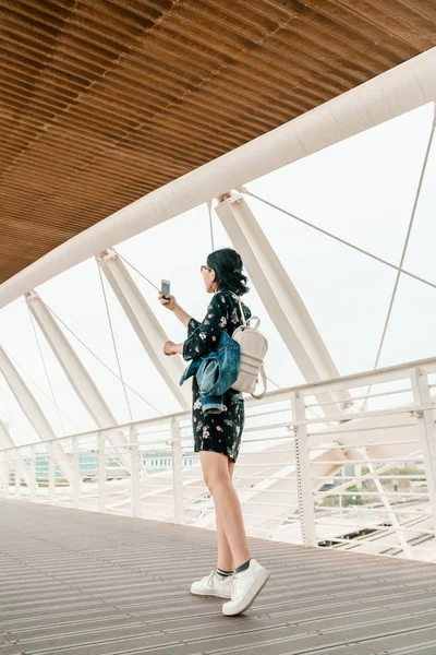 Woman tourist admires the view — Stock Photo, Image