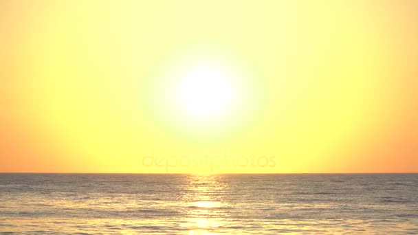 Pôr do sol sobre o mar — Vídeo de Stock