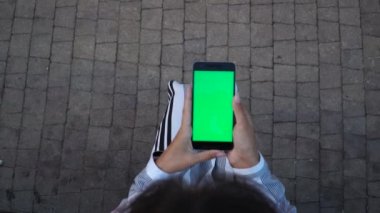 Dokunmatik ekran cihaz, bir akıllı telefon kullanarak eller Close-up holding