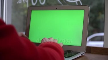 ahşap mobilya ve kırmızı sandalye ile Cafe Restoran ve aydınlık iç mekanlar içinde oturan dizüstü kullanan kız.