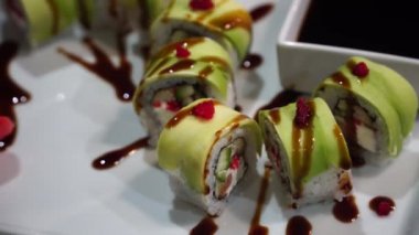 Yakın yeşil ejderha kadar rulo ve bir tabak ya da plakalı setinde yerleştirin. Japon bar restoranda. Üstten Görünüm, düz yatıyordu. Gıda arka plan. 4k
