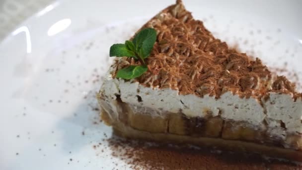 Torta Banana Pace Zecca Piatto Bianco — Video Stock