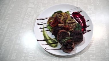 Et yemekleri pişirme sanatı. Soslu et yemek madalyon. Soslar sıcak et lezzetleri.