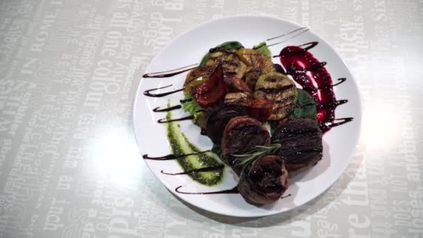 Kunst Van Het Koken Vleesgerechten Vlees Schotel Medaillon Saus Warm — Stockvideo