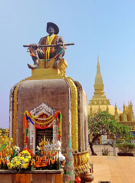 Kral Setthathirath heykeli ve Pha bu Luang Pagoda Vientiane, L