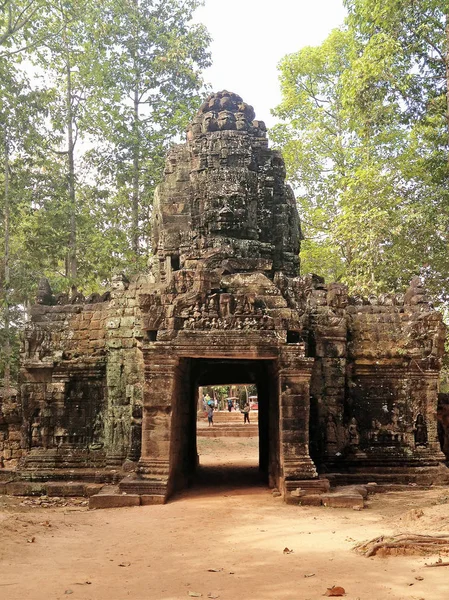 Brána do starověkého chrámu Ta Som v úžasné Angkor, Siem Reap, C — Stock fotografie