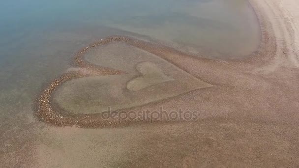 Kamienne serce na plaży — Wideo stockowe