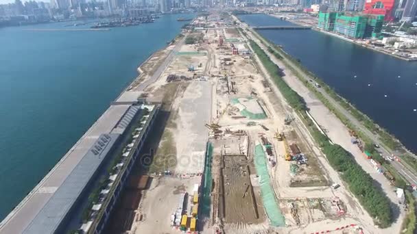 Luchtfoto van oude Hong Kong Kai Tak Airport start-en landingsbaan geworden een bouwplaats — Stockvideo