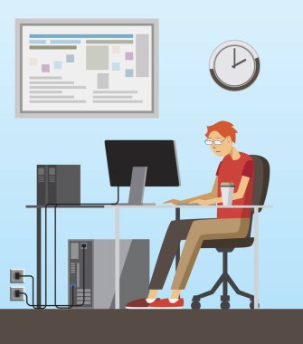 Arkasında bir masaüstü ofis çalışanı