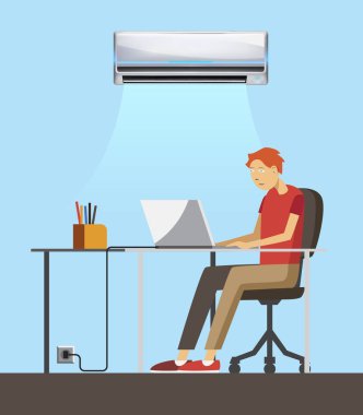Arkasında bir masaüstü ofis çalışanı