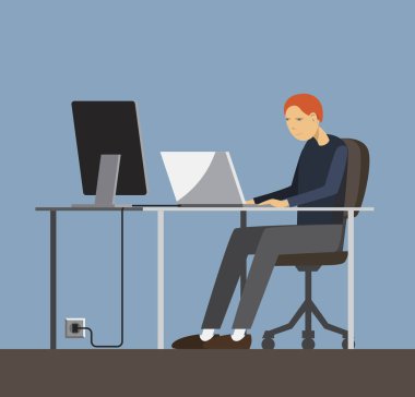 Arkasında bir masaüstü ofis çalışanı