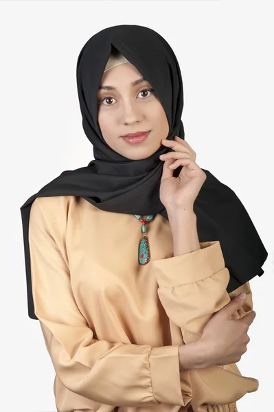 Schöne Frau östliches Aussehen in muslimischem Kleid auf isoliertem weißem Hintergrund — Stockfoto