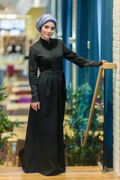 Красивая мусульманка в современном восточном платье, стоящая в фойе ресторана — стоковое фото