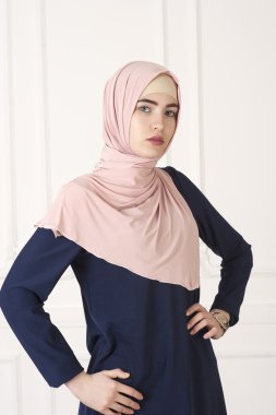 Beyaz bir arka plan üzerinde Doğu giysili Avrupa yüzü olan bir genç kız portresi stüdyo