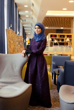 Lobide bir güzel ve modern elbise ayakta genç Müslüman kadın
