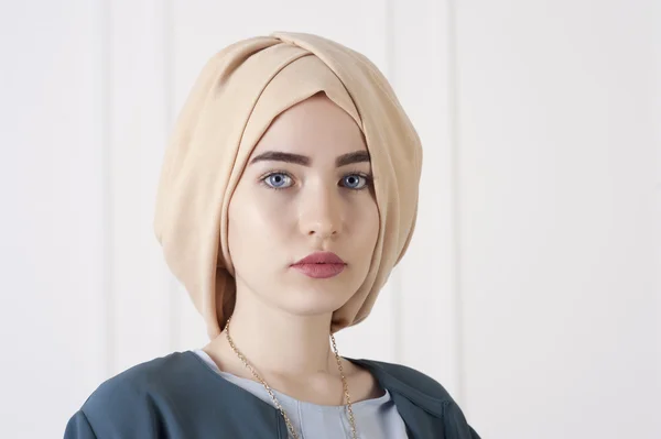 Modern Müslüman giysiler ve güzel headdress bir genç kadın Doğu türünde Studio fotoğraf