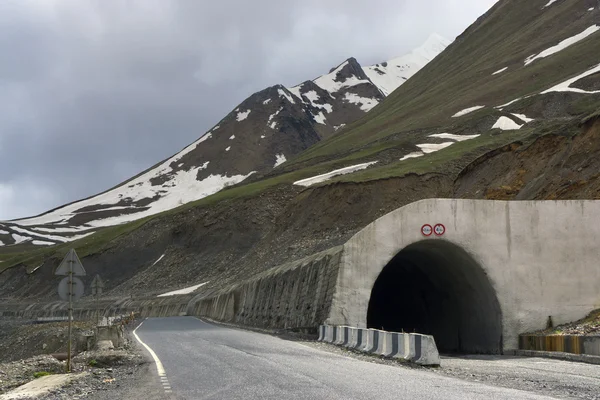 düşen kayalardan korumalı yolu Dağı tüneli