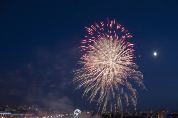 праздничный фейерверк, приветствие над ночным городом

